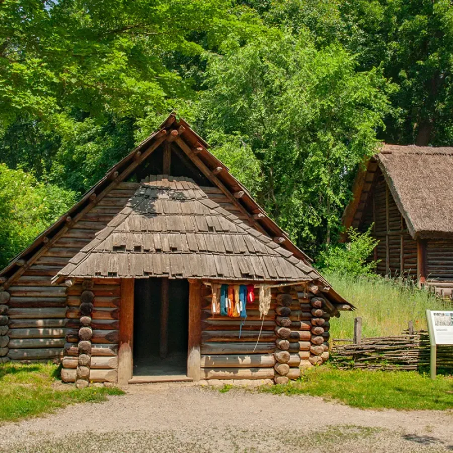Ein urgeschichtliches Haus im MAMUS Museum Asparn.