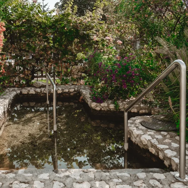 Wassertretbecken im Erlebnisgarten des Gästehaus Lugers.